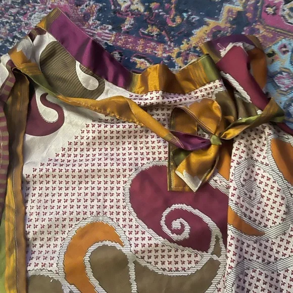 Wrap Skirt ( one size) Elegant Multicolor Patterned Skirt
Satin
Gently used - Picture 4 of 8